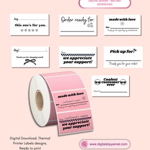 Peut inclure: Un rouleau d'étiquettes thermiques roses accompagné de plusieurs modèles d'étiquettes rectangulaires blanches avec du texte et des graphiques noirs. Les designs incluent des phrases comme made with love, order ready for, pick up for et coolest customer ever.