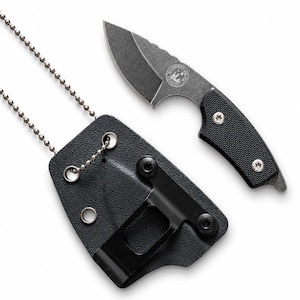 Peut inclure: Un petit couteau à lame fixe avec une lame gris foncé texturée et un manche noir texturé doté de deux vis argentées. Le couteau est accompagné d'un étui moulé noir comprenant un clip de ceinture en métal et une chaîne à billes argentée.