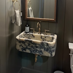 Calacatta Viola Marmor Waschbecken mit geriffeltem Design, Marmor Waschbecken zur Wandbefestigung, Benutzerdefinierte Marmor Waschbecken, Handgeschnitztes Marmor Waschbecken