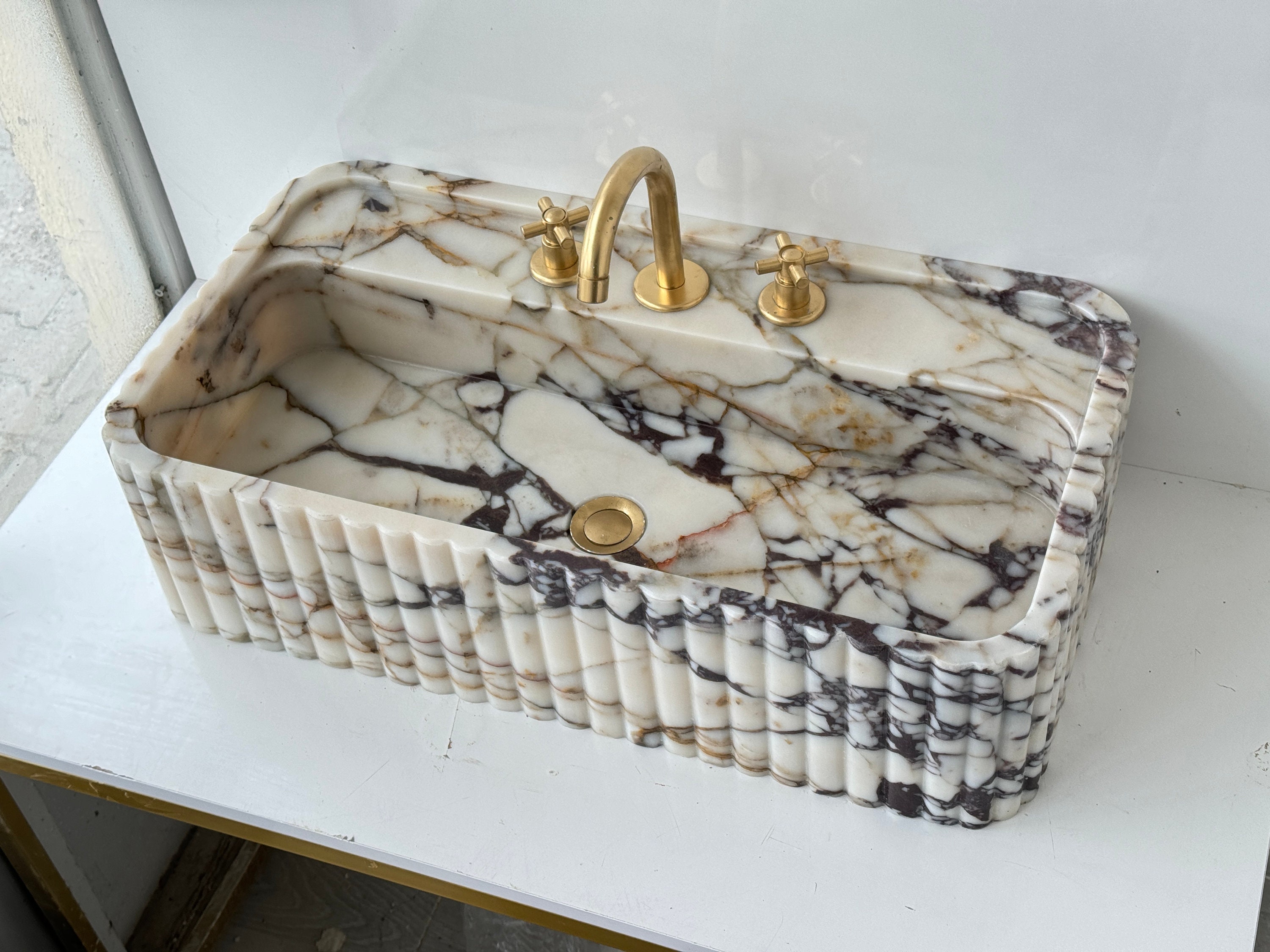 Çiçek tarzı Calacatta Viola mermer duvara monte kaide lavabo mermer banyo lavabo Çiçek tarzı Calacatta Viola mermer duvara monte kaide lavabo mermer banyo lavabo