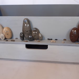 Porta-cartas em madeira, decoração com pedras.