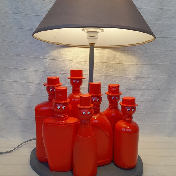 lampe très originale avec 7 personnages rouges mystérieux