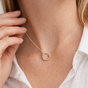 Collar con colgante circular de oro de 14 quilates y diamante de talla redonda Karma