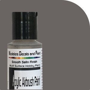 Peut inclure: Une bouteille de peinture acrylique pour aérographe avec un bouchon noir. L'étiquette indique "Modelers Decals and Paint", "Smooth Satin Finish" et "Multi Surface Hobby Paint". La peinture est de couleur claire et métallique.