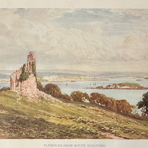 Puede incluir: Una impresión de acuarela vintage titulada "Plymouth from Mount Edgcumbe". La imagen representa un paisaje costero con una estructura de piedra en ruinas sobre una colina herbosa con vistas al agua. La escena incluye árboles, barcos y una ciudad distante bajo un cielo nublado.