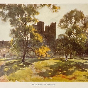 Puede incluir: Una pintura de acuarela de las Torres de Layer Marney, un edificio histórico en Essex, Inglaterra. Las torres se representan en el fondo, con una pequeña casa en primer plano. La pintura presenta un campo verde exuberante con árboles y sombras.