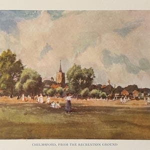 Könnte beinhalten: Ein Aquarellbild, das einen Blick auf Chelmsford, England, vom Freizeitgelände aus zeigt. Das Bild zeigt einen Kirchturm in der Ferne, umgeben von Bäumen und Gebäuden. Im Vordergrund sind Menschen zu sehen, die den Park genießen.