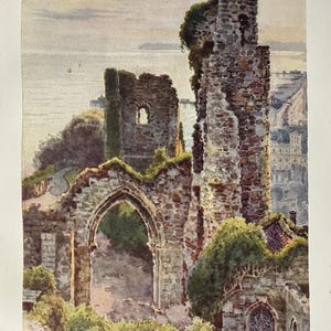 Peut inclure: Aquarelle représentant les ruines du château de Hastings. L'image montre les ruines en pierre d'un château avec une porte voûtée, une haute tour et des pans de murs. La mer et une ville sont visibles en arrière-plan. Le texte "HASTINGS CASTLE" est en bas.
