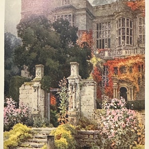 Pode incluir: Pintura em aquarela de uma imponente mansão de pedra com uma torre e várias janelas. O edifício está parcialmente coberto por folhagem vermelha e laranja. Um portão de pedra e um jardim com flores cor-de-rosa estão em primeiro plano.
