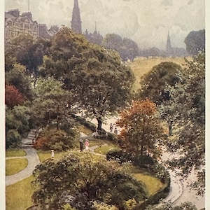 Puede incluir: Una pintura de acuarela que representa una escena de parque con un camino sinuoso, vegetación exuberante y una vista del horizonte de la ciudad en la distancia. La pintura presenta una variedad de árboles, incluido un gran roble en primer plano. El cielo está nublado con un tono azul claro.