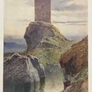 Puede incluir: Una pintura de acuarela de una torre de piedra en un acantilado rocoso con vistas a una masa de agua. La torre es alta y estrecha, con un techo puntiagudo. El cielo está nublado y gris, y el agua está tranquila y reflectante.