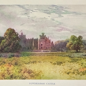 Pode incluir: Uma ilustração vintage do Castelo de Powderham, um grande edifício de pedra com um campo de grama verde em primeiro plano. O castelo é cercado por árvores e o céu está nublado.
