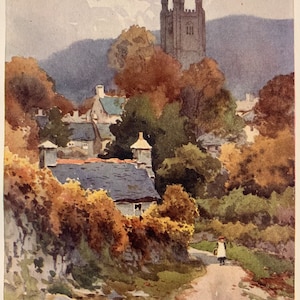 Puede incluir: Una pintura de acuarela de un pequeño pueblo con una iglesia en el fondo. La iglesia tiene un alto campanario y está rodeada de árboles. El pueblo está enclavado en un valle y hay un camino que lleva hasta la iglesia.