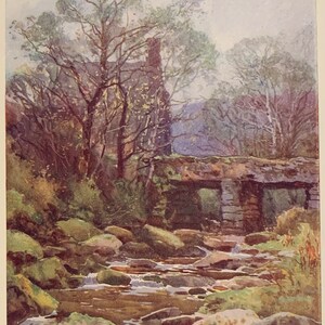 Puede incluir: Una pintura de acuarela de un puente de piedra sobre un arroyo en un bosque. El arroyo fluye sobre rocas y el agua es de color marrón claro. Los árboles están desnudos y el cielo es de color azul claro.