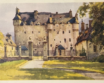 Puede incluir: Pintura a la acuarela de un gran castillo con múltiples torres y una entrada con puerta. El castillo está pintado en tonos beige y gris, con un tejado oscuro. El primer plano presenta un césped verde y un camino que conduce al castillo.