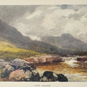 以下が含まれることがあります： 雲がかかった空の下、緑と茶色の山々が連なる水彩画。山々を縫うように、薄い茶色の川が流れ、川の中には石が点在している。