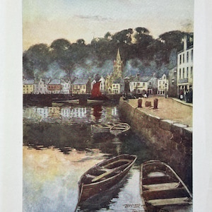 Può includere: Un dipinto ad acquerello vintage del porto di Tobermory. L'immagine raffigura un corpo d'acqua calmo con diverse piccole barche, un molo in pietra ed edifici lungo la costa. Un campanile si erge sopra la città e il cielo è nuvoloso.