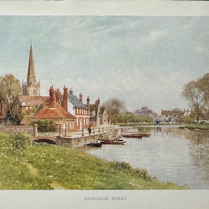 Puede incluir: Una impresión de acuarela vintage de Abingdon, Berks. La imagen representa una escena de río con edificios, incluida una iglesia con una alta aguja, y botes. La impresión tiene una paleta de colores suaves de verdes, marrones y azules.
