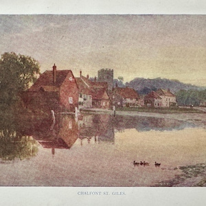 Puede incluir: Una pintura de acuarela vintage de Chalfont St. Giles. La imagen representa una escena tranquila con edificios de tejados rojos reflejados en un cuerpo de agua en calma. Patos nadan en primer plano. El texto "CHALFONT ST. GILES" está en la parte inferior.