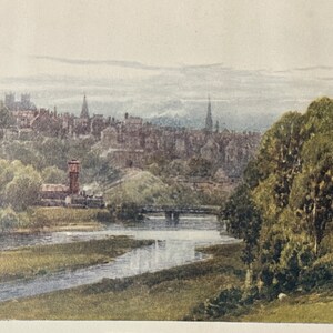 Może przedstawiać: Akwarela przedstawiająca rzekę wijącą się przez bujny, zielony krajobraz. W oddali widać miasto z wieżą kościelną i innymi budynkami. Niebo jest jasnoniebieskie z delikatnymi chmurami.