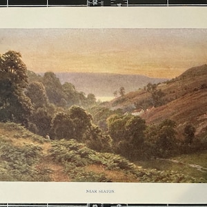 Pode incluir: Uma pintura que retrata uma cena de vale com colinas onduladas, árvores verdes exuberantes e um riacho sinuoso. O céu é de um rosa e laranja pastel suave, o que sugere um pôr do sol ou nascer do sol. A pintura é intitulada "Near Seaton."