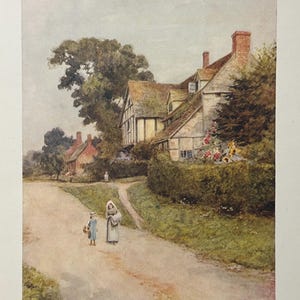 Puede incluir: Una pintura de acuarela de una pintoresca escena de un pueblo inglés. Un camino de tierra conduce a una fila de casas con techos de paja y un seto verde exuberante. Dos figuras, una mujer y un niño, caminan por el camino.