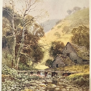 Puede incluir: Una pintura de acuarela de una cabaña de piedra ubicada en un valle, con un arroyo que fluye por el primer plano. La cabaña tiene un techo de piedra y está rodeada de árboles y rocas. El arroyo es claro y poco profundo, con un puente de madera que lo cruza. La pintura está realizada en tonos apagados de marrón, verde y gris.