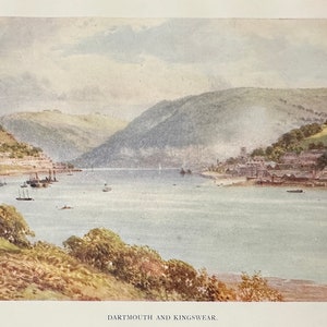 Könnte beinhalten: Aquarellmalerei von Dartmouth und Kingswear, die eine ruhige Bucht zeigt, umgeben von grünen Hügeln und Gebäuden. Mehrere Boote sind auf dem Wasser zu sehen, der Himmel ist bewölkt. Der Titel 'Dartmouth and Kingswear' steht unten.