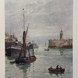 Puede incluir: Una pintura antigua de acuarela de Ramsgate Harbour, con barcos, un faro y un cielo nublado. Un pequeño bote con dos personas está en primer plano. La pintura está firmada por W. Prescott Gardner.