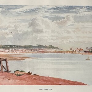 Pode incluir: Uma pintura a aquarela que retrata uma cidade costeira com um porto e um cais. O céu está nublado e a água está calma. A cidade é construída em uma colina e tem muitos edifícios. A pintura é intitulada "Teignmouth."