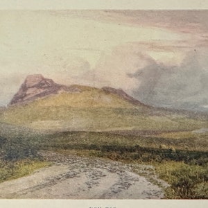 Op de afbeelding: Een schilderij van een bergketen met een bewolkte lucht. De berg op de voorgrond is lichtbruin en de lucht is lichtroze en blauw.