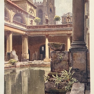Puede incluir: Pintura a la acuarela de los Baños Romanos de Bath, Inglaterra. La imagen muestra las antiguas ruinas con columnas, una piscina reflectante y una catedral al fondo. La obra de arte es una impresión vintage.