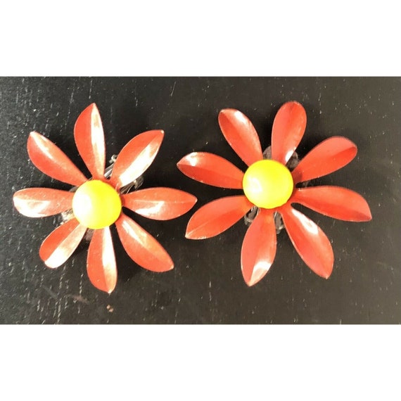 Vintage Red/Yellow Enamel Metal Daisy Flower Powe… - image 1