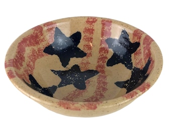 Bol de cerámica Buckeye Stoneware de 17 cm (6-3/4") de la colección America, diseño de estrellas y rayas.