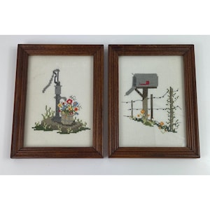 Vintage Kreuzstich gerahmtes Kunstset mit 2 Brunnenpump- und Briefkastenszenen