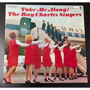 以下が含まれることがあります： レイ・チャールズ・シンガーズの「テイク・ミー・アロング！」のヴィンテージ・レコード・アルバム・カバー。赤いドレスと白いブラウスを着て腕を広げた女性グループと、飛行機に乗ったスーツ姿の男性グループが描かれています。アルバムには「STEREO」と表示されています。