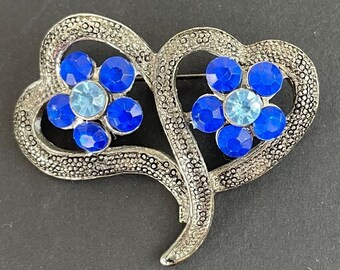 Vintage hartvormige zilverkleurige broche reversspeld met blauwe strasssteentjes