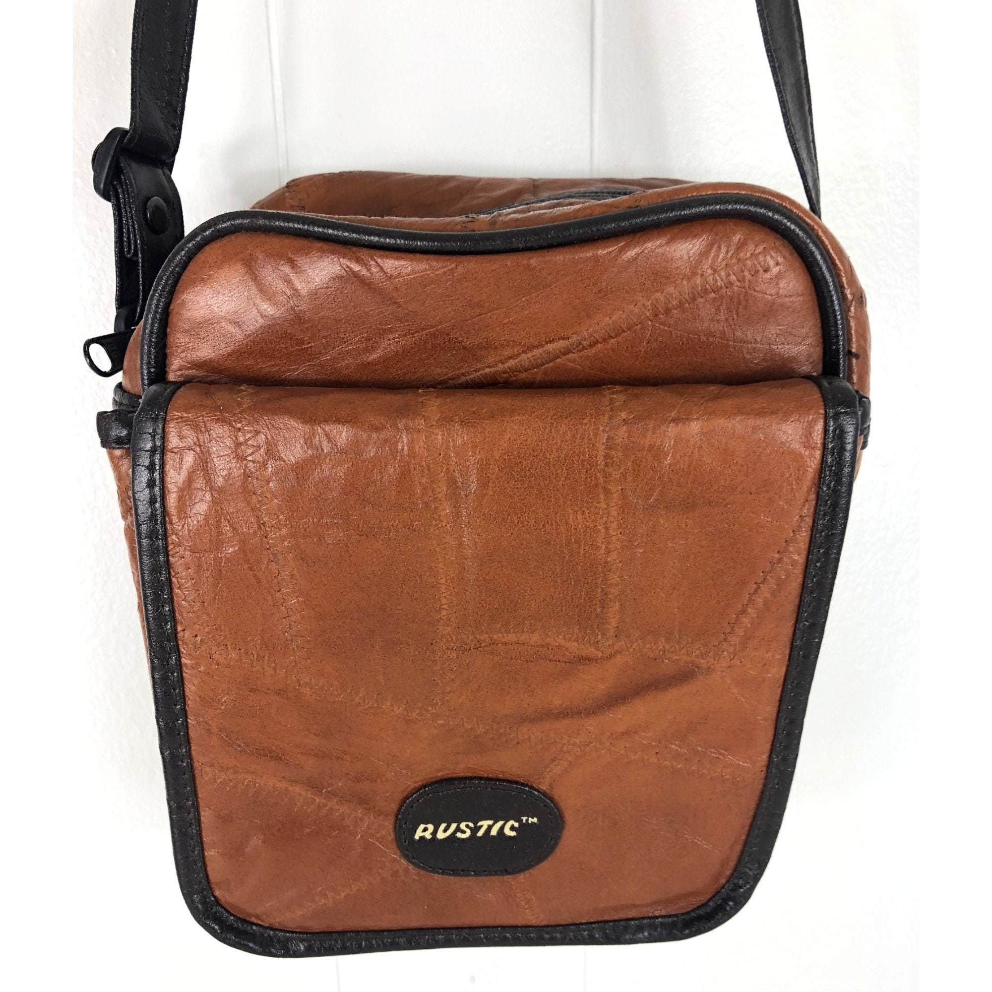 BASIC GEAR: Leather Camera Bag in Vintage Rustic Look for DSLR- Mirrorless  Sony, Nikon, Canon, Pentax Camera.