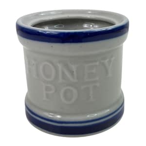 Puede incluir: Tarro de miel de cerámica blanca con ribete azul y las palabras "Honey Pot" en relieve en el lateral.