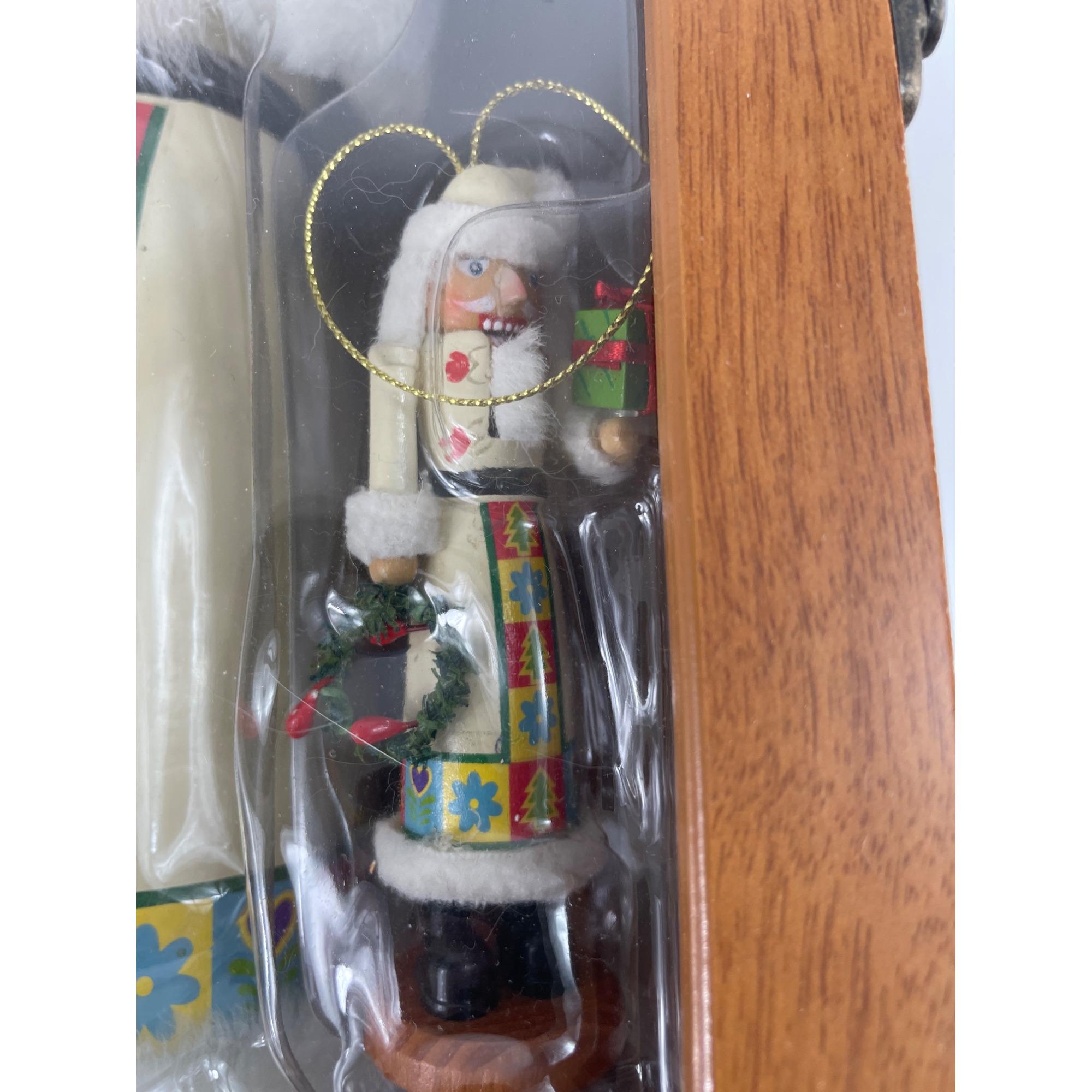 木製　くるみ割り人形　38cm オーナメント付き　ホワイト　箱入り　2005 木製 くるみ割り人形 38cm オーナメント付き ホワイト 箱入り 2005