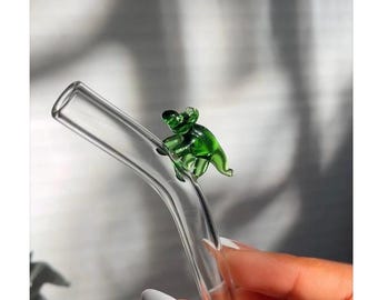 Cannuccia di vetro riutilizzabile con un mini dinosauro in cima