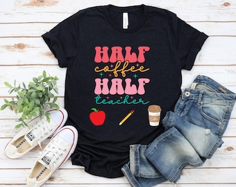 Leraar koffie T-shirt, schattig leraar T-shirt, koffie leraar shirt, cadeau voor leraren, leraar waardering Tee, halve koffie halve leraar Tee