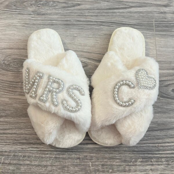 Personalized Mrs Bride Pearl Slippers,Wedding Wife Honeymoon Bridal Shower Slippers Gift, Bride Bridesmaids Pearl Slippers, Honeymoon Gift