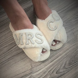 Personalized Mrs Bride Pearl Slippers, Bride Bridesmaids Maid of Honor Slippers Gift, Wedding Honeymoon Wife Bridal Shower Slippers Gift