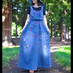 Vestido largo de mezclilla reciclada, hecho a mano: estampado floral colorido, talla grande