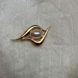 Vintage white faux pearl brooch, vintage brooch