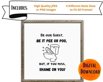 Puede incluir: Una impresión digital enmarcada con el texto "Be our guest, be it pee or poo, but if you miss, shame on you!". La impresión incluye una ilustración en blanco y negro de un inodoro. El marco es de color dorado decorativo.