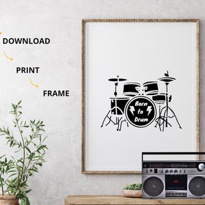 Pode incluir: Ilustração em preto e branco de um conjunto de bateria com o texto "Born to Drum" no bumbo. A ilustração está sobre um fundo branco.