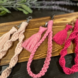Juego de llavero con borlas y pulsera de macramé