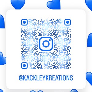 Puede incluir: Un cuadrado blanco con un c&oacute;digo QR azul y un logotipo de Instagram azul en el centro. El texto "@KACKLEYKREATIONS" est&aacute; en la parte inferior. Formas de coraz&oacute;n azules en el fondo.